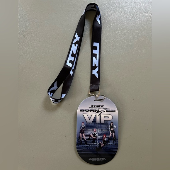 NEW! ITZY 2nd World Tour “Born To Be” OFFICIAL Tour VIP Laminate And Lanyard Set - Picture 2 of 3